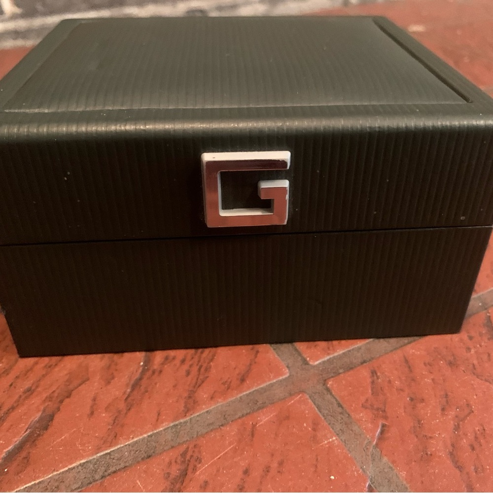 GUCCI Timepiece box and one link. No additional details. See all pics.